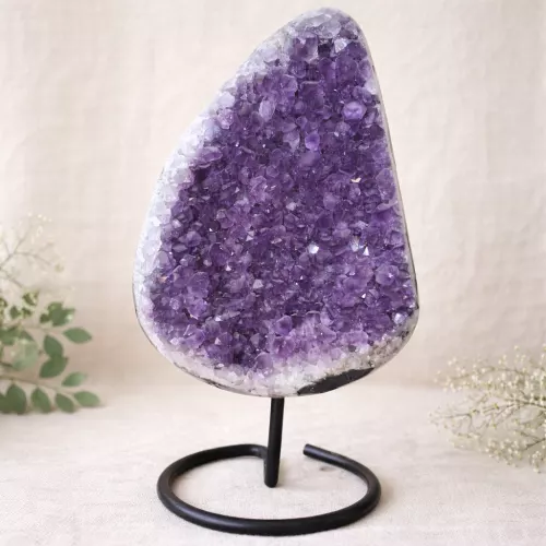 Géode d’améthyste sur support – 39 cm (5,7 kg) – Pièce d’exception